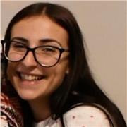 Ragazza seria e motivata per aiuto compiti primaria